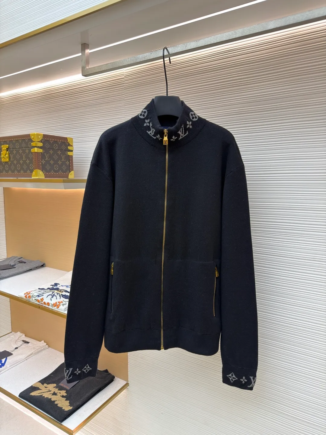 LOUIS VUITTON Wool knitted printed stand collar long sleeves ●Original version: Purchased and developed by 15953 ●Item number: 1681976-C05 ●Fabric: wool blended fabric ●Technology: knitting ●Color: black ●Version: fitted version ●Weight: about 670 grams ●Size: S-M-L-XL ●Description: Made of selected wool blended fabric, it feels soft and delicate and has good warmth retention. After special washing process, it presents a unique aged texture and soft color. The three-dimensional tailoring fits the body shape, and the stand-up collar design with smooth zipper closure makes it neat and stylish to wear. The collar and cuffs are decorated with the brand's iconic Monogram jacquard pattern, with exquisite details that highlight the brand's identity. The body of the garment adopts flat-turn open-stitching technology, the stitches are even and flat, and the lines are clear and smooth. The pockets on both sides are designed to be practical and beautiful, and the edges are reinforced to ensure durability. The ribbed design on the hem and cuffs is both windproof and warm and can modify your figure. The entire jacket embodies Louis Vuitton's ultimate pursuit of quality and craftsmanship from fabric selection, tailoring to detail processing. It not only retains the elegant style of classic items, but also incorporates modern design language, making it suitable for various occasions and showing a low-key and luxurious fashion attitude. The overall wiring is straight and delicate, the fabric is comfortable and soft, and the color is consistent without color difference. It can be matched with the same style to create a fashionable look and control various occasions. Customized accessories, complete with three standards, same style for men and women!